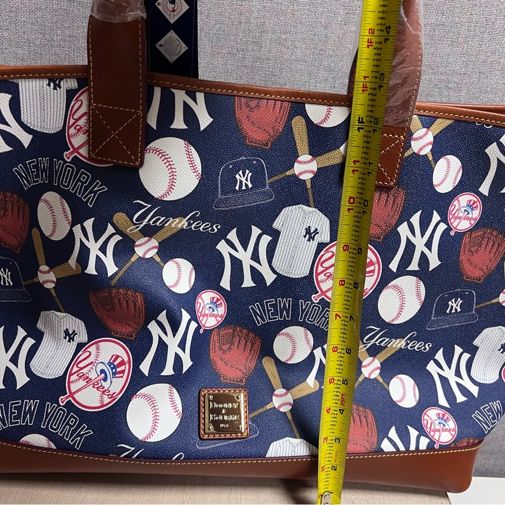 Dooney & Bourke MLB New York Yankees Picnic Tote NWT - Picture 10 of 15